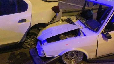 Kocaeli’nde iki otomobil çarpıştı: 2 yaralı