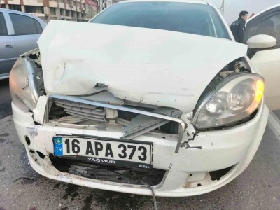 Kocaeli’nde otomobil önündeki araca çarptı: 1 çocuk yaralı