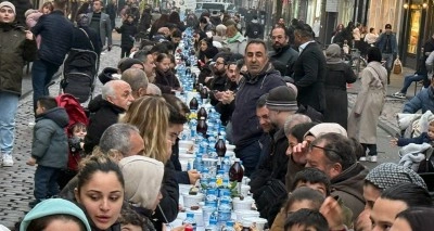 Köln’de yüzlerce kişi sokak iftarında buluştu