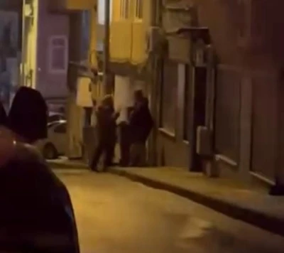 Komşuların &ccedil;&ouml;p bidonu tartışması kameraya yansıdı