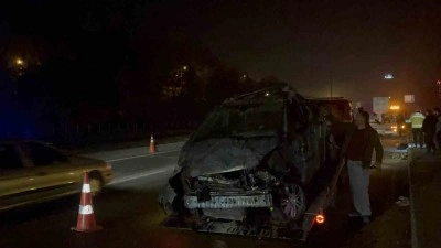 Kontrolden &ccedil;ıkan ara&ccedil; aydınlatma direğini devirip karşı y&ouml;ne ge&ccedil;ti