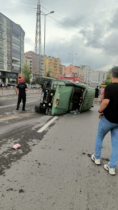 Kontrolden Çıkan Araç Devrildi, Sürücü Yaralandı