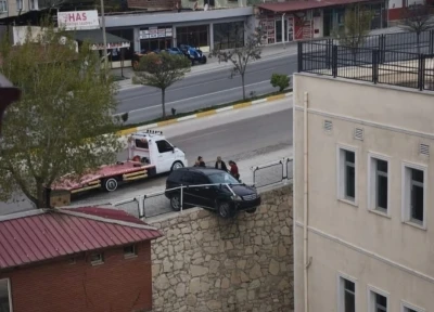 Kontrolden &ccedil;ıkan ara&ccedil; istinat duvarında asılı kaldı