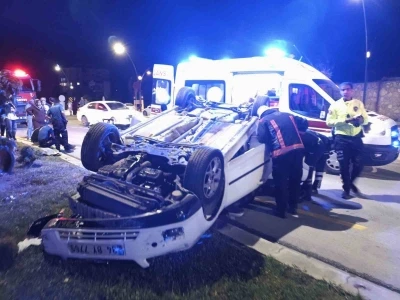 Kontrolden &ccedil;ıkan otomobil ters d&ouml;nd&uuml;: 2 yaralı