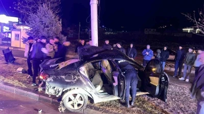 Kontrolden &ccedil;ıkan ara&ccedil;, tramb&uuml;s direğine &ccedil;arptı: 1 ağır yaralı