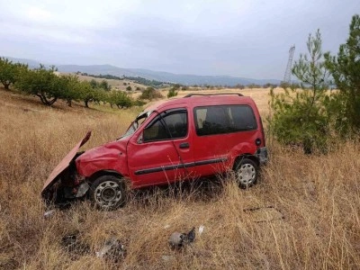 Kontrolden çıkan hafif ticari araç tarlaya uçarken, sürücüsü yaralandı