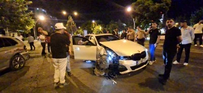 Kontrolden &Ccedil;ıkan L&uuml;ks Otomobil Ortalığı Savaş Alanına &Ccedil;evirdi