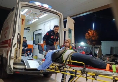 Kontrolden &ccedil;ıkan otomobil ağaca &ccedil;arptı: 3 kişi yaralandı