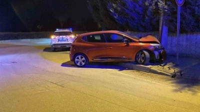 Kontrolden çıkan otomobil, beton direğe çarptı