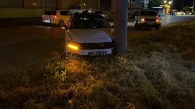 Kontrolden &ccedil;ıkan otomobil direğe &ccedil;arptı, s&uuml;r&uuml;c&uuml; yaralandı