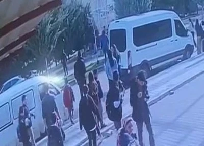 Kontrolden &Ccedil;ıkan Otomobil &Ouml;ğrencilere &Ccedil;arptı