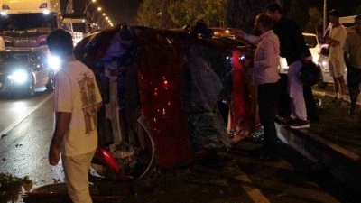 Önce araca sonra refüje çarpıp karşı şeride geçti: 2 yaralı