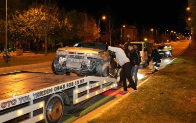 Kontrolden &ccedil;ıkan otomobil &ouml;nce kaldırıma sonra orta ref&uuml;jdeki Yavaş levhasına &ccedil;arptı