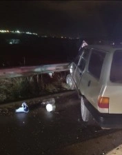 Kontrolden çıkan otomobil refüje çarptı, 1 kişi yaralandı
