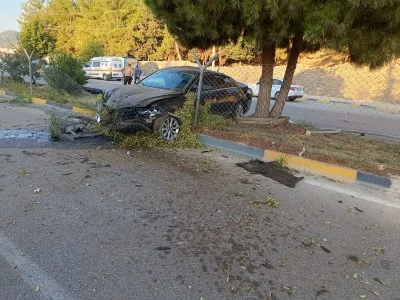 Kontrolden Çıkan Otomobil Refüje Çarptı: 1 Yaralı