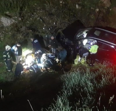 Kontrolden &ccedil;ıkan otomobil u&ccedil;urumdan aşağıya yuvarlandı