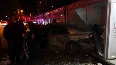 Kontrolden &ccedil;ıkan otomobilin &ccedil;arptığı ara&ccedil; iş yerine daldı