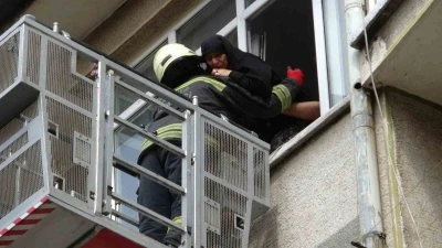 Yangında mahsur kalan 5&rsquo;i &ccedil;ocuk 8 kişi ekiplerce kurtarıldı