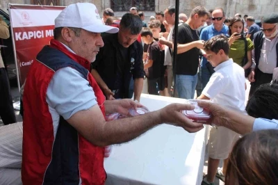 Konya&rsquo;da hayır şartı gereğince vatandaşlara karpuz ikramı yapıldı

