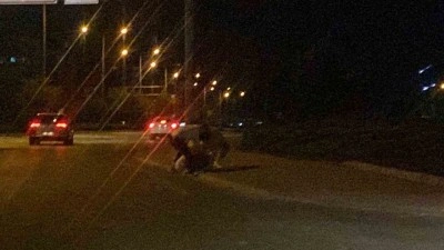 Yol kenarında tekme tokat kavga ettiler