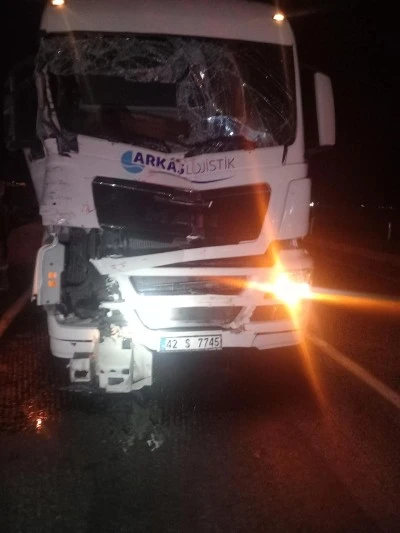 Konya Karapınar’da Tır, Traktöre Bağlı Tarım Makinesine Çarptı