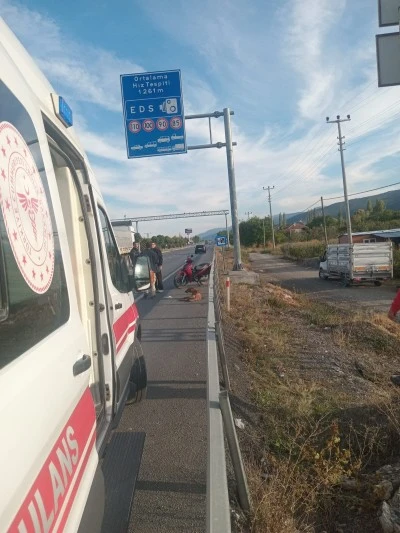 Köpeğe Çarpmamak İçin Manevra Yapan Motosiklet Bariyere Çarptı