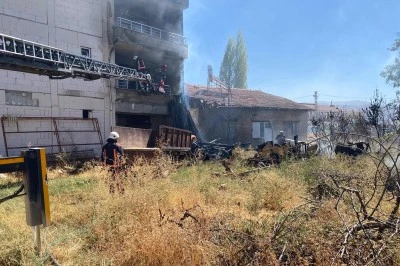 Korkutan Yangın: 3 Katlı Ev Küle Döndü