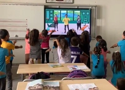 Köy okulunda çocukların akıllı tahta sevinci