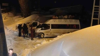 K&ouml;y yolunda mahsur kalan &ouml;ğrenci servisi kurtarıldı