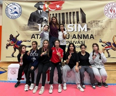 Köyceğizli güreşçi kızlar madalyaları topladı