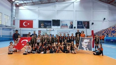 K&ouml;yceğizli minikler voleybolda şampiyon oldu