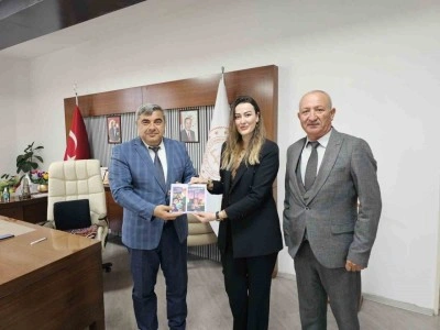 Kübra öğretmen yazdığı kitapları Müdür Sünnetci’ye takdim etti