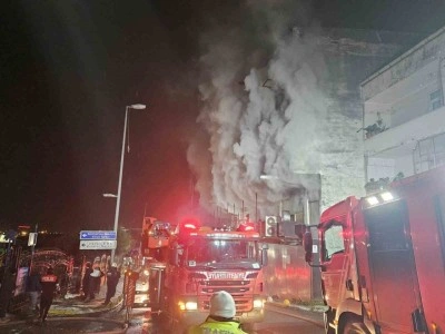 Küçükçekmece’de mobilya deposundaki yangın 2 binaya sıçradı: Mahsur kalan 6 kişi kurtarıldı