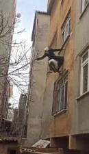 Küçükçekmece’de psikolojik rahatsızlığı olan kadın camdan atladı
