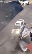 Seyir halindeki araç aniden yanmaya başladı