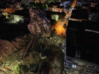 Yıkım &ccedil;alışmasında &ccedil;&ouml;ken binada arama &ccedil;alışmaları sona erdi