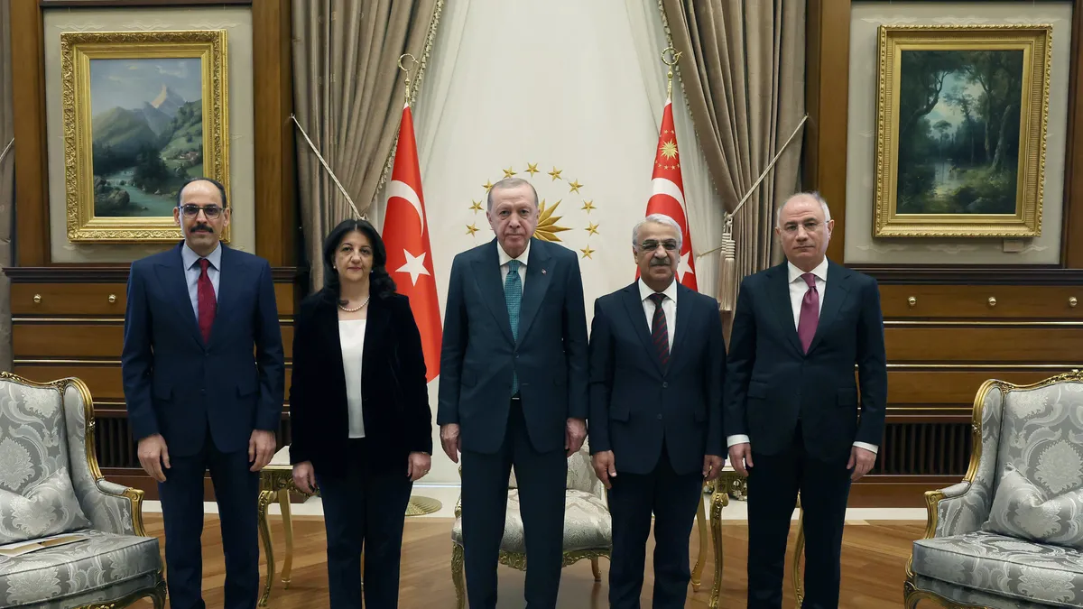 K&uuml;lliye&rsquo;de Kritik Zirve: Erdoğan, DEM Parti İmralı Heyeti&rsquo;ni Kabul Etti