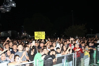 Kurtuluş Etkinlikleri H&uuml;seyin Kağıt konseri ile başladı