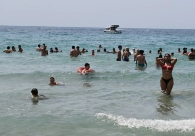 Kuşadası’nda plajlarda bayram yoğunluğu