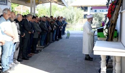 Kuşadası&rsquo;nın sevilen doktoru son yolculuğuna uğurlandı