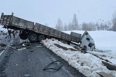 Kuskunkıran T&uuml;neli &ccedil;ıkışında feci kaza: 2 kişi hayatını kaybetti, 5 yaralı