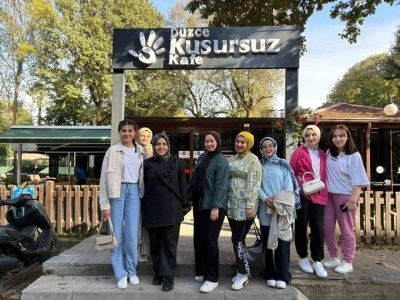 Kusursuz kafe &ccedil;alışanlarıyla uno oynadılar