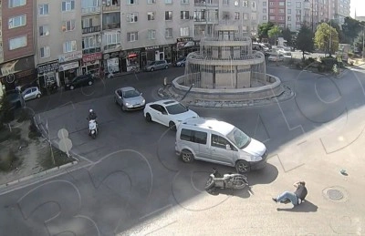 K&uuml;tahya&rsquo;da iki ayrı motosiklet kazası kameralara yansıdı
