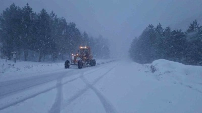 Kütahya’da kar yağışı sürücüleri mağdur etti, kamyoncular dağda mahsur kaldı