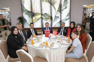 K&uuml;tahya&rsquo;da şehit aileleri ve gazilerle aynı sofrada buluştu
