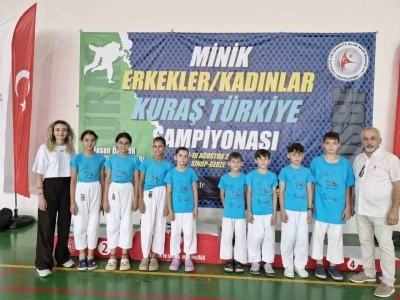 Minik kuraşçılardan gururlandıran başarı