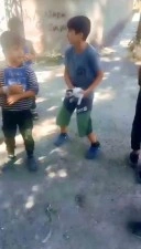 Kuyuda mahsur kalan kedinin yardımına çocuklar koştu