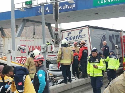 Kuzey Marmara Otoyolu’nda feci kaza: Otomobil tırın altına girdi, 4 kişi hayatını kaybetti