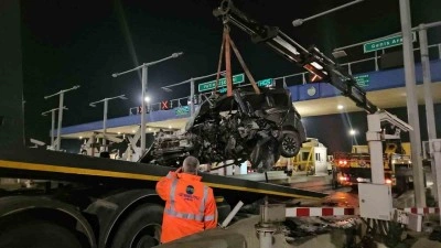 Kuzey Marmara Otoyolu’nda otomobil gişeye girdi: 1 ağır yaralı