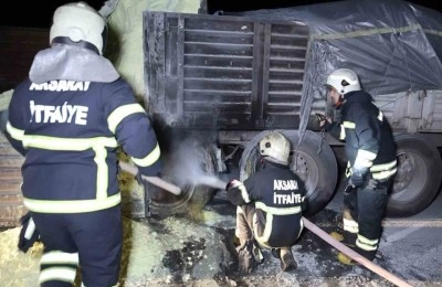 Lastiği patlayan kükürt yüklü tırda yangın